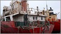 Alte ausgesonderte Frachter praegen das Bild des Hafens von Mindelo..JPG