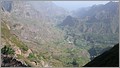 Blick aus 1.600m Hoehe in das Tal Ribeira da Paul.JPG